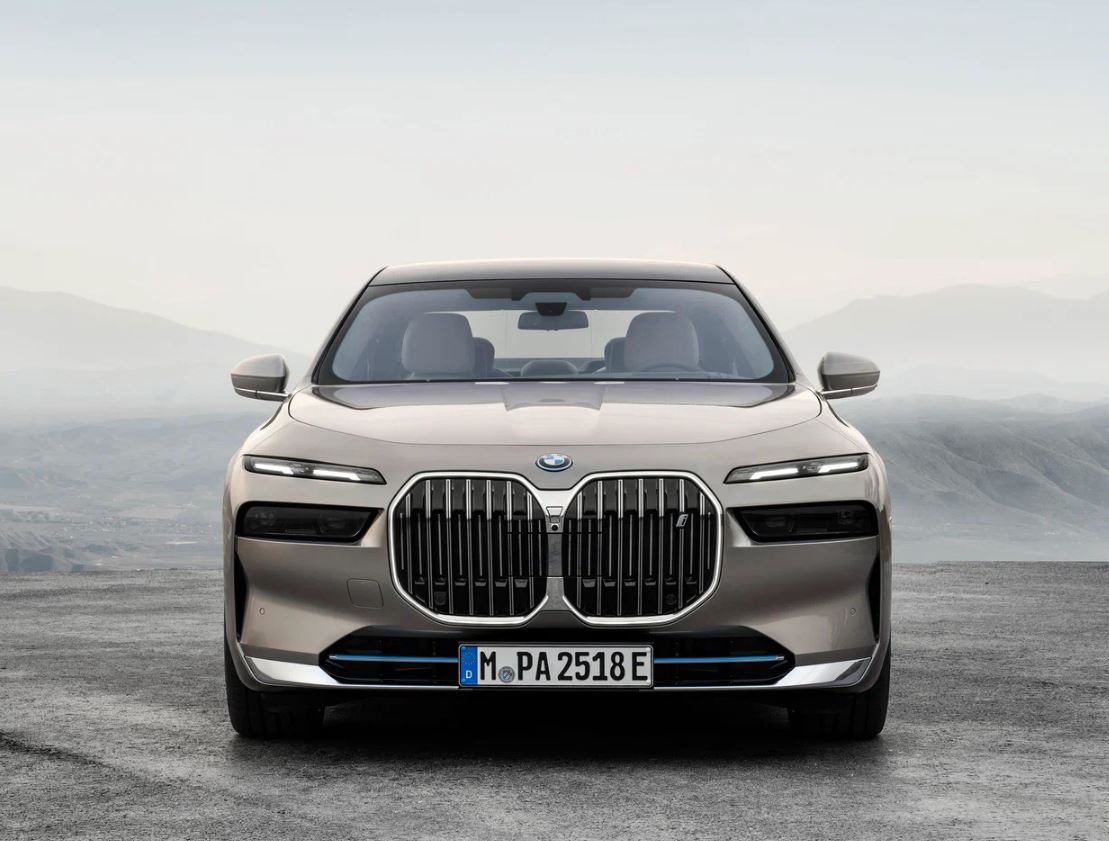 Зухвала передня частина BMW i7 2023 року
