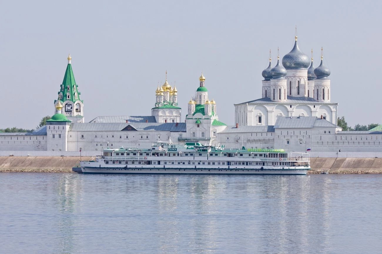 Алдан нижний новгород. Теплоход Алдан. Макарьево Нижний Новгород Водный транспорт. Волга Алдан. Алдан фото города.