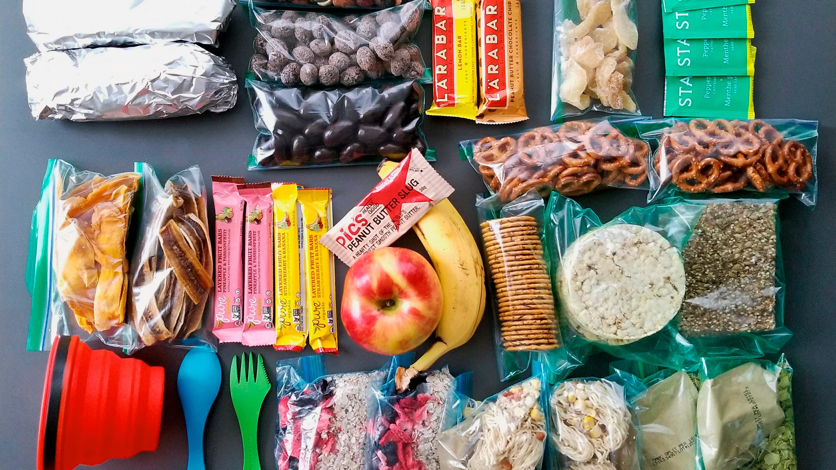 Чи можна брати їжу в літак: продукти в ручній поклажі та багажі