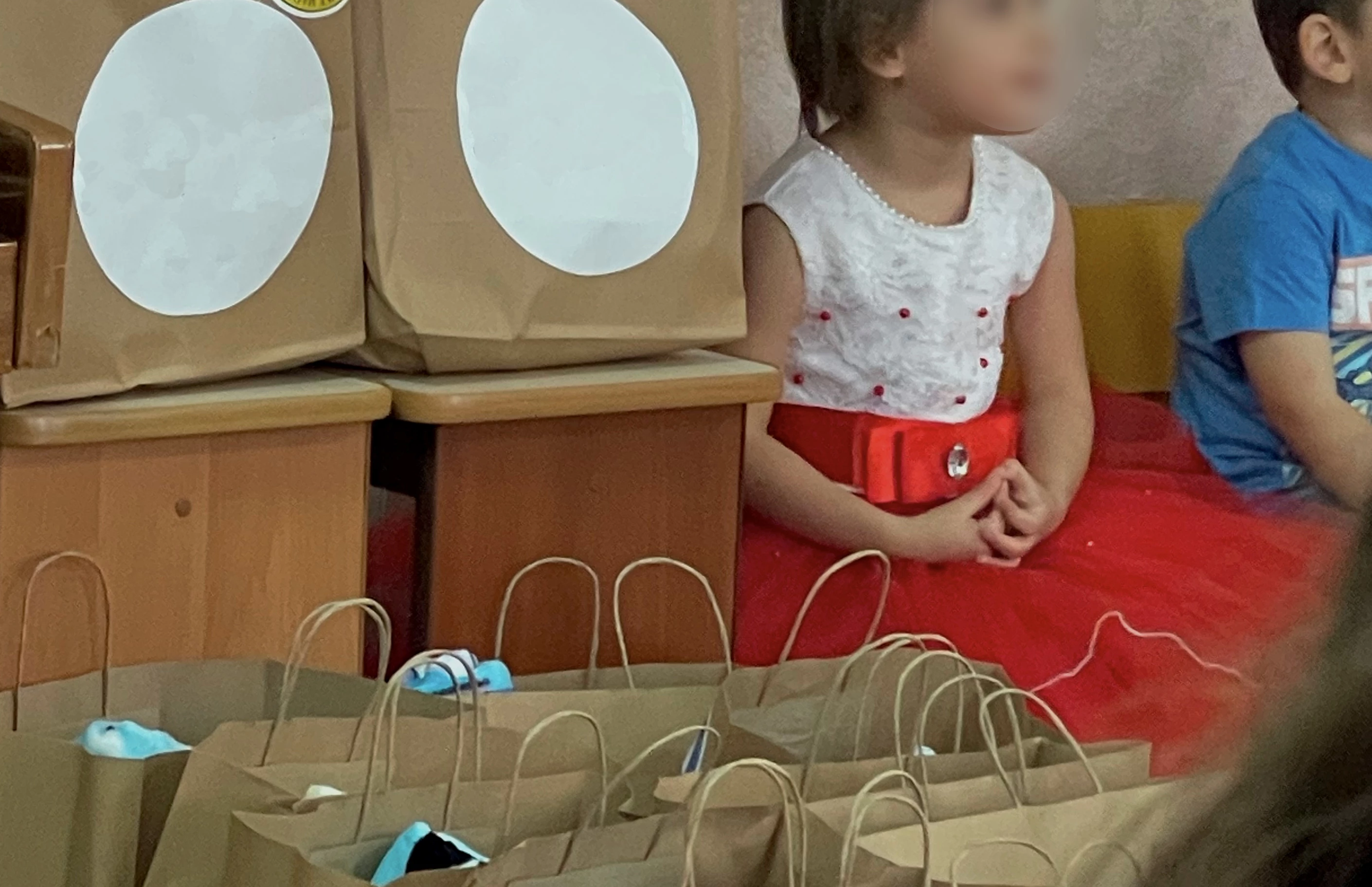 Александр Лицкевич помогает детям