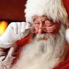 Чим відрізняються шапки у карнавальних  костюмах Санта Клауса та Діда Мороза?