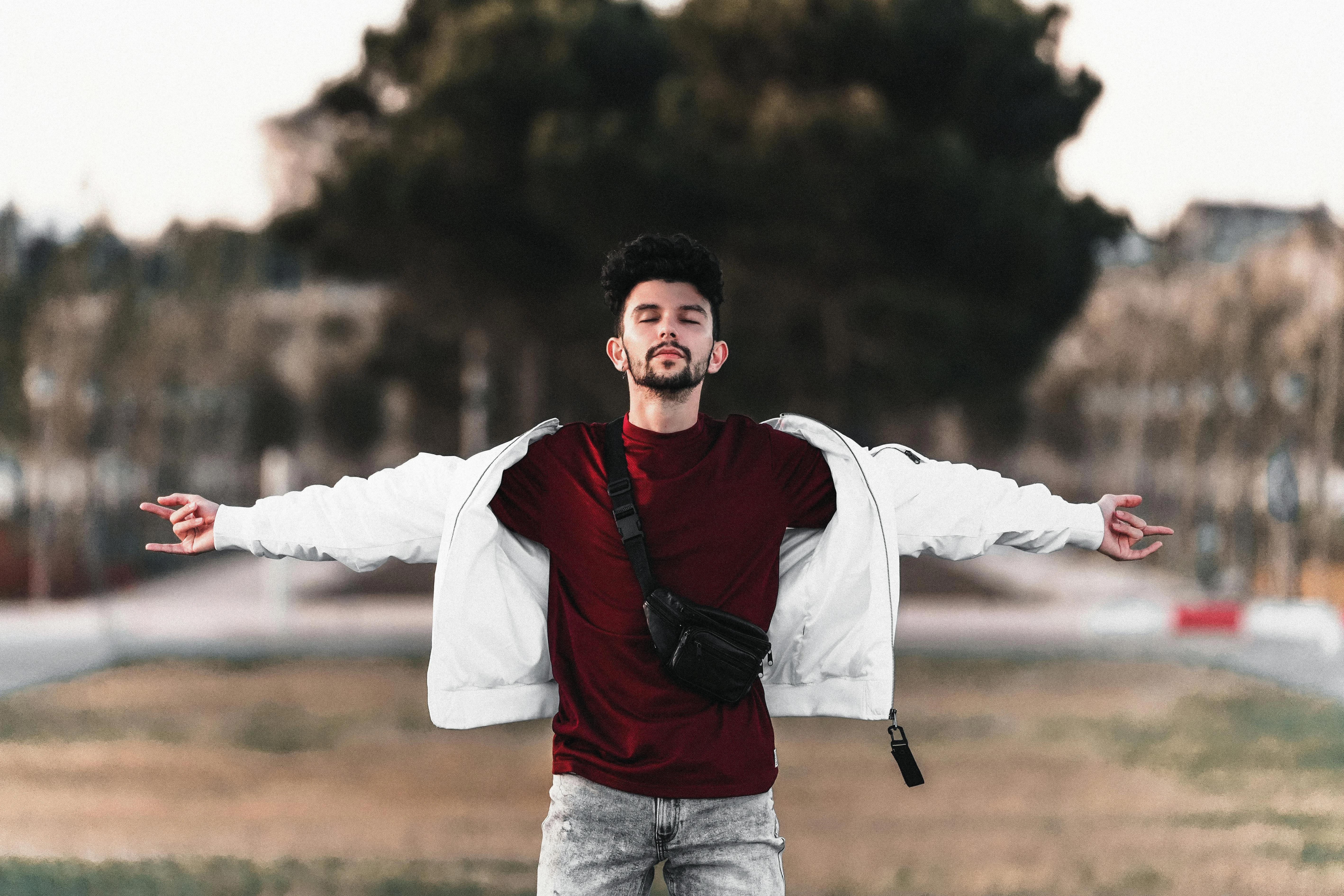 ​​​​​​Як чоловіку правильно носити поясну сумку