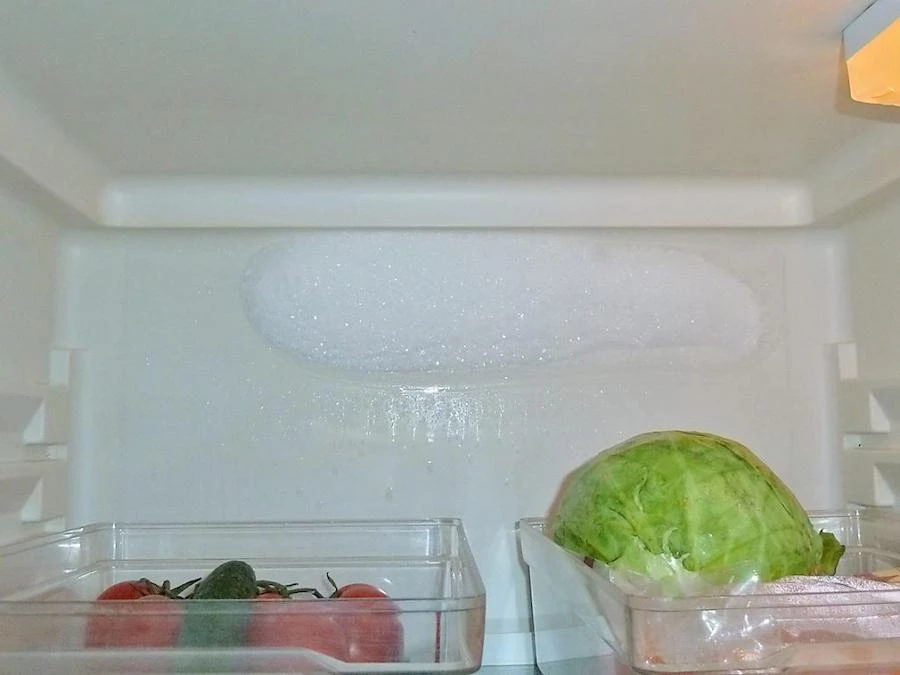 намерзає снігова шуба на задній стінці холодильника