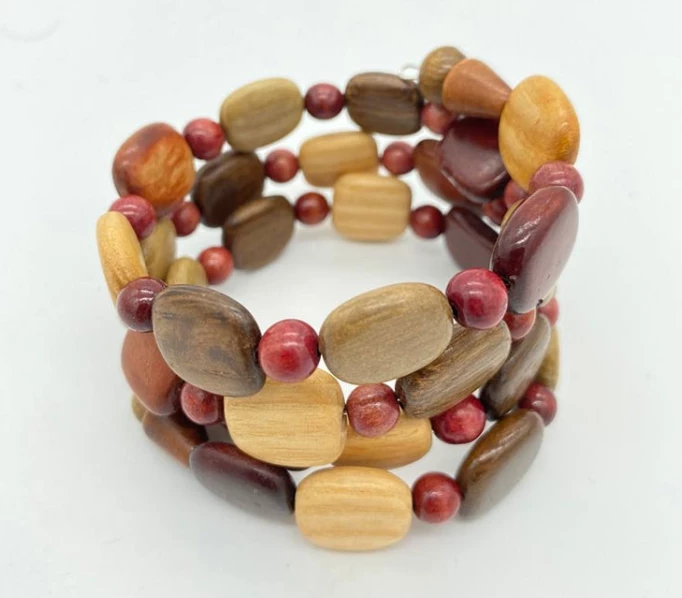 прикраси з дерева