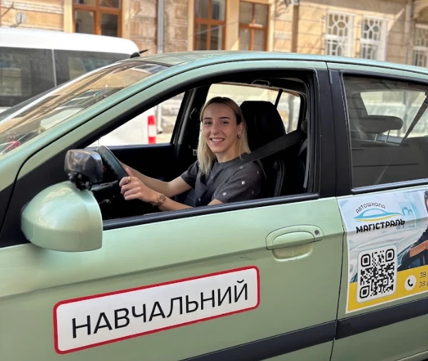 учениця автошколи Магістраль за кермом у Львові