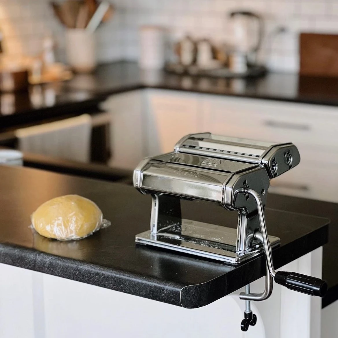 Как правильно раскатать тесто с помощью машинки для раскатки теста