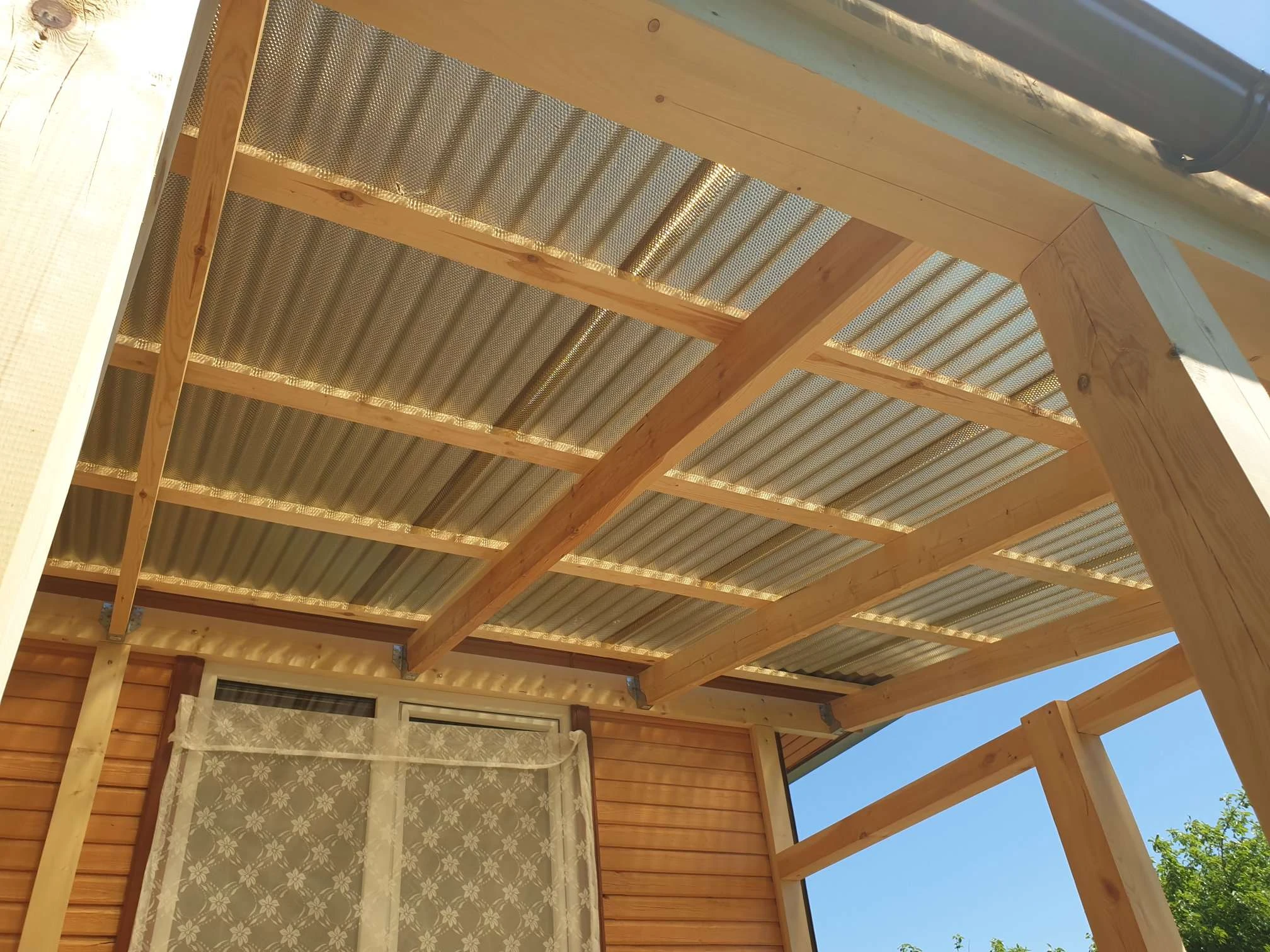 Малюнок до статті Монолітний хвилястий полікарбонат Suntuf Bee Hive – інноваційне рішення для вашого комфорту%