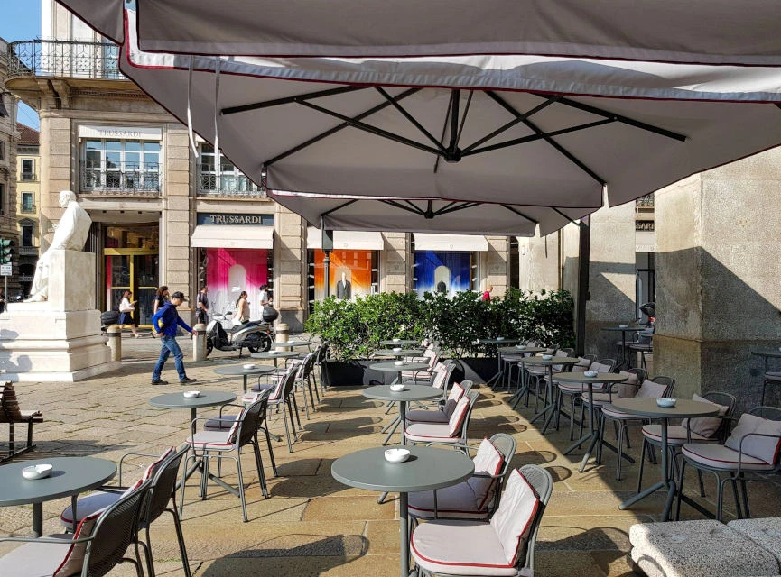 Літній майданчик біля ресторану з вуличними столами та стільцями