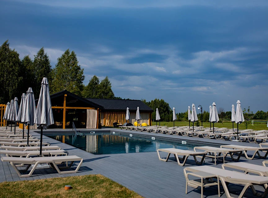 Сучасні пляжні шезлонги біля басейну в заміському комплексі відпочинку на Житомирщині – меблі HoReCa від Villa Vanilla