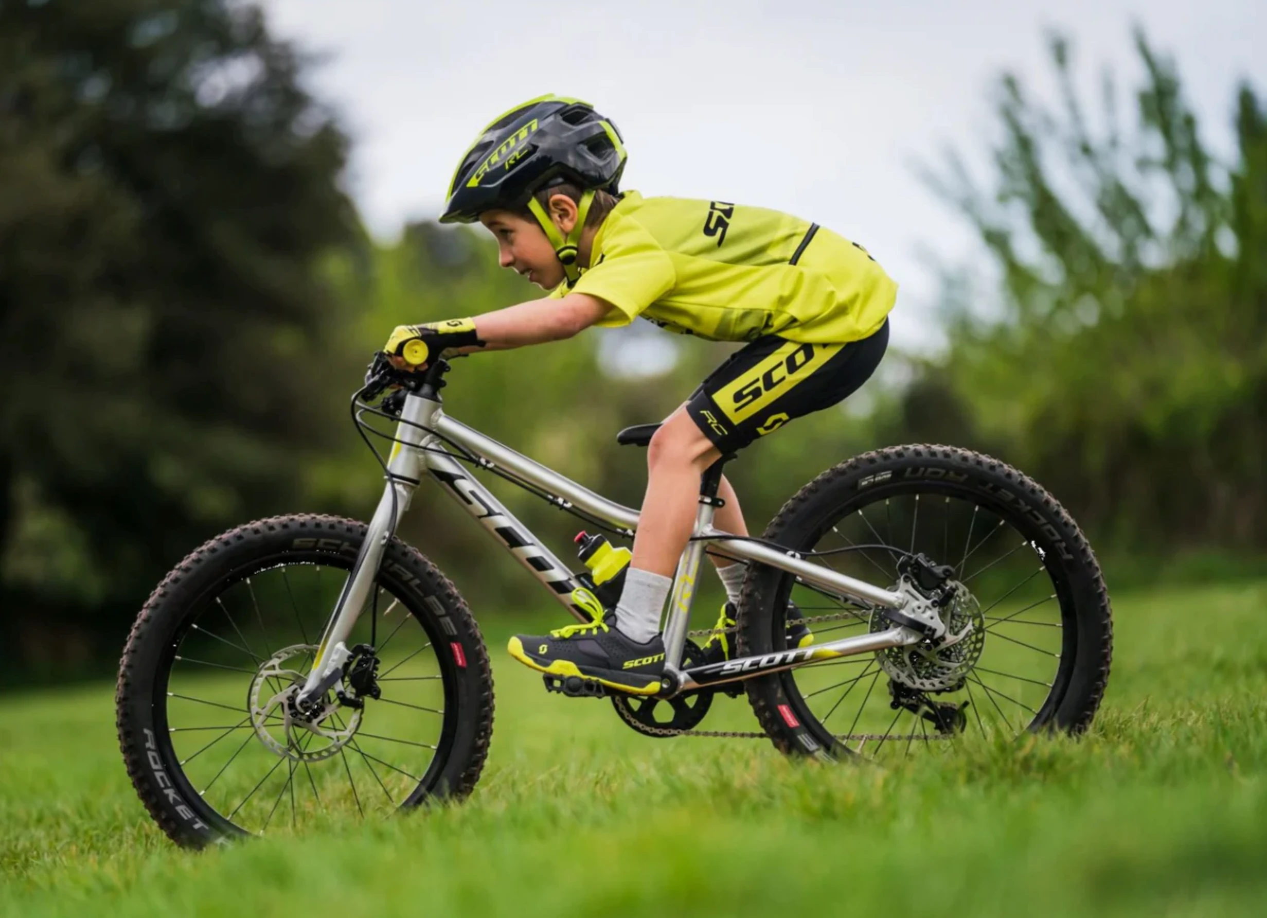 дитина на велосипеді