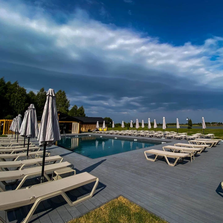 Шезлонги і парасолі для пляжу та басейну в Україні