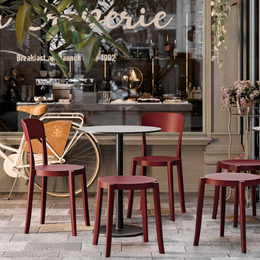 Купити ластикові стільці для кафе та на літню терасу ресторану