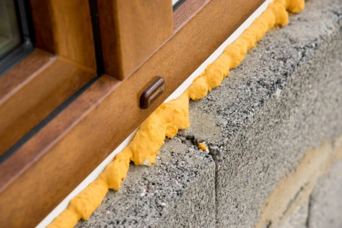 различия между пеной для окон и дверей