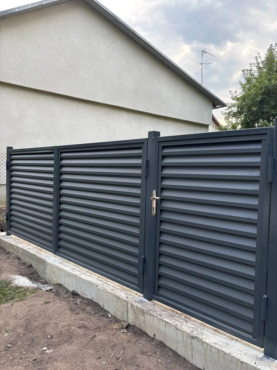 Распашные ворота со встроенной калиткой: когда без них не обойтись?