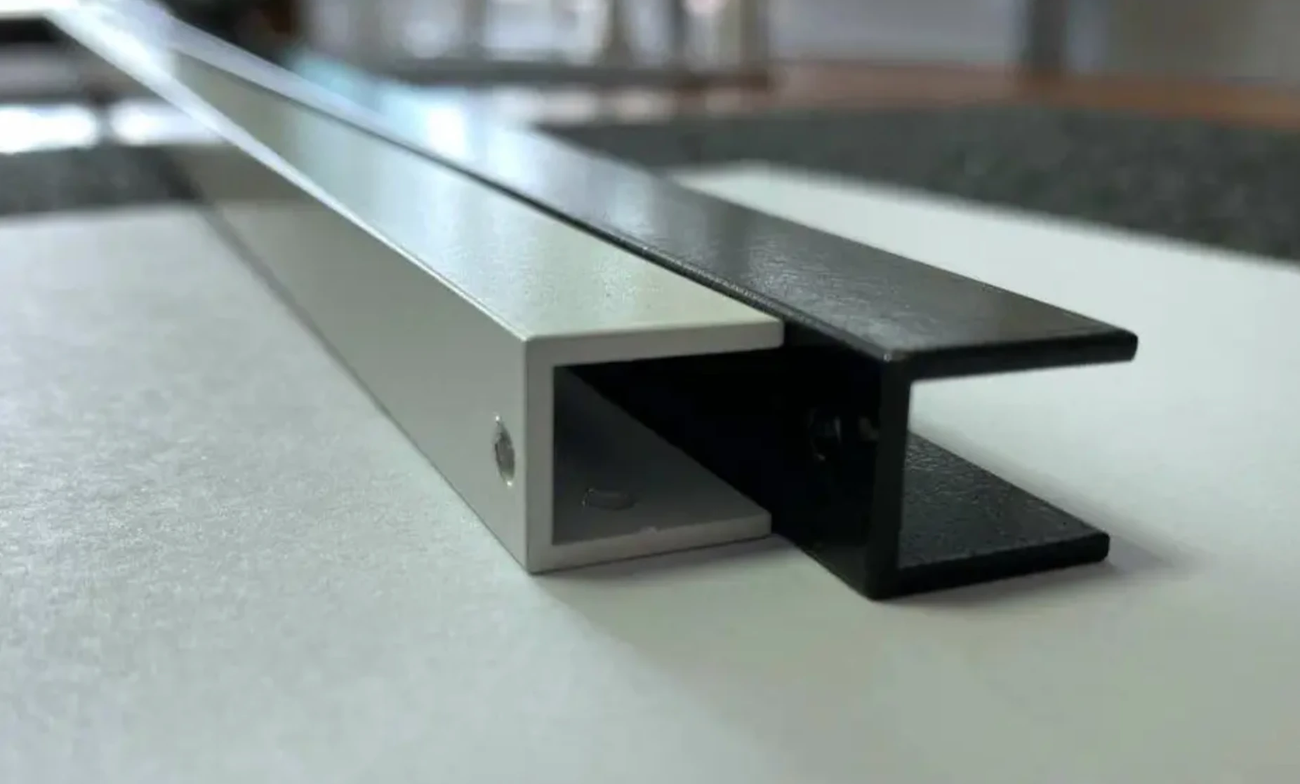 Рівнополичний алюмінієвий швелер