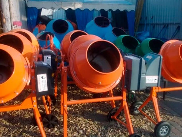 Склад готових бетонозмішувачів одного з українських виробників