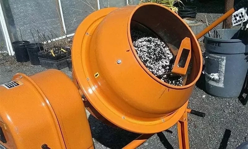 Бетонозішувач в процесі роботи