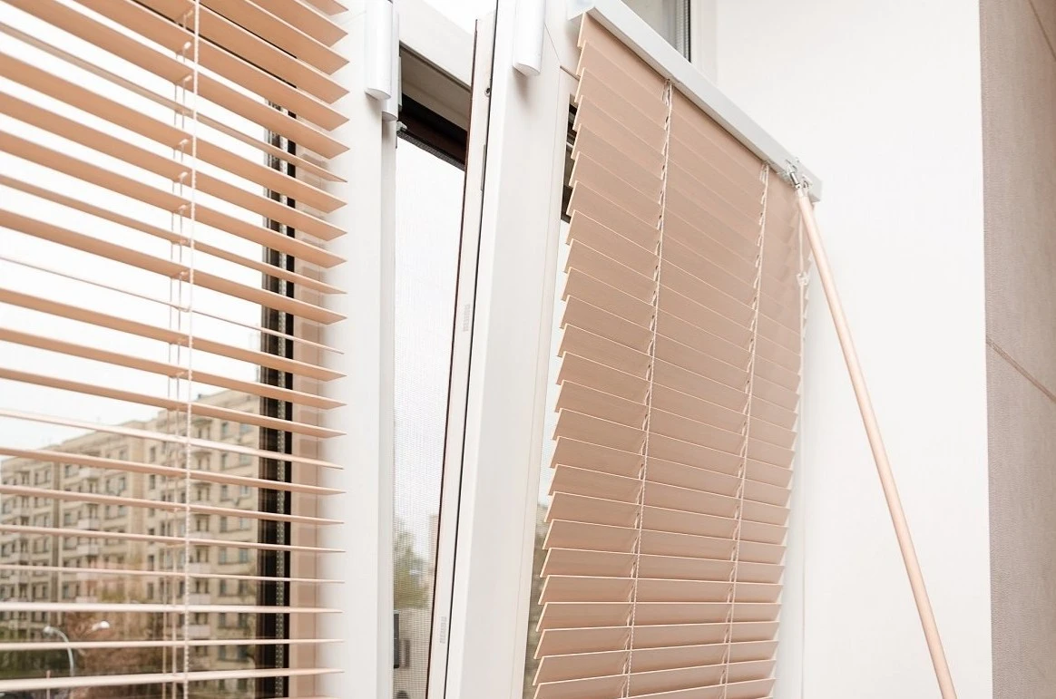 Горизонтальні дерев’яні жалюзі: природна естетика в інтер’єрі від Manov Горизонтальні дерев’яні жалюзі: природна естетика в інтер’єрі від Manov