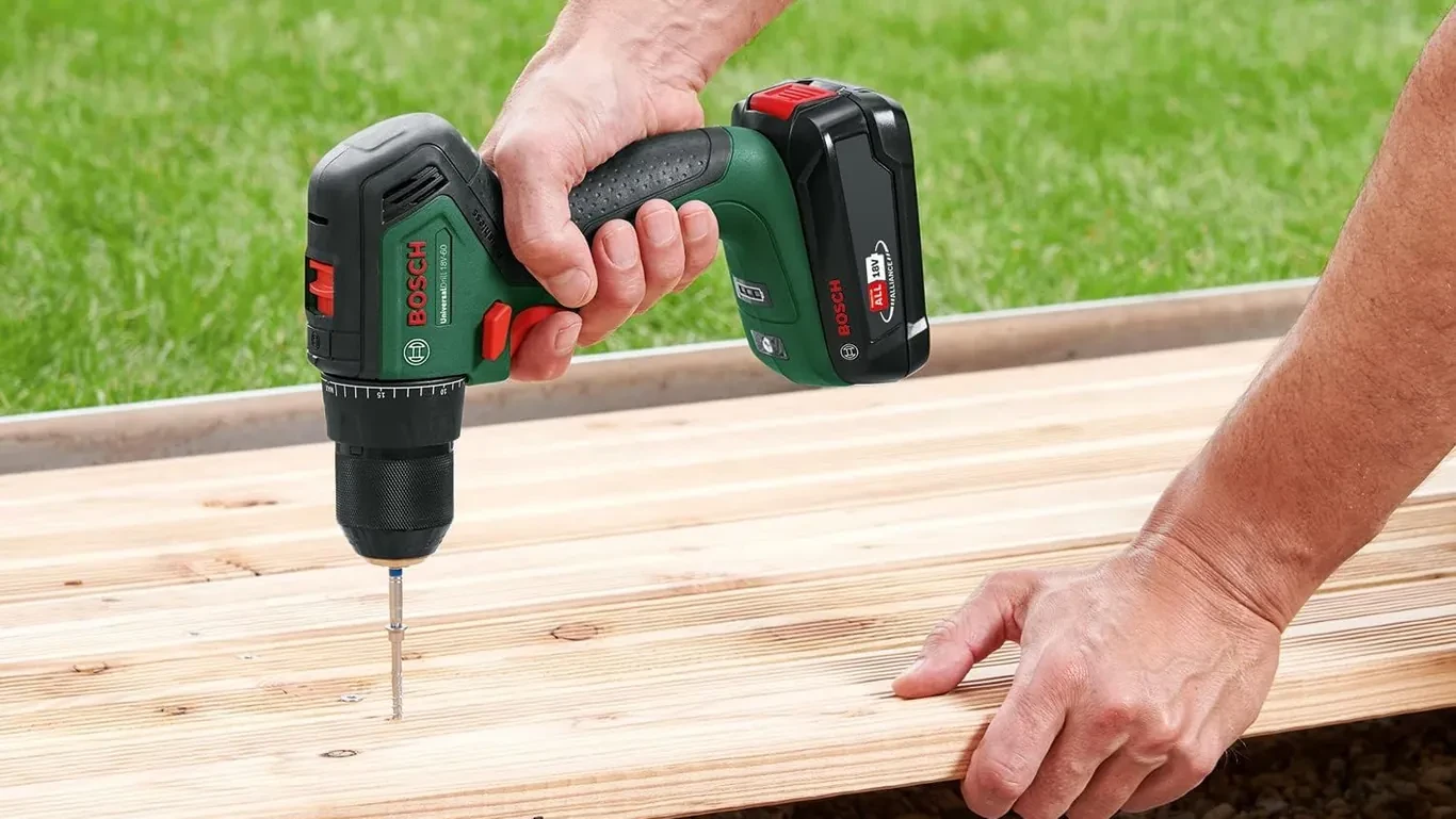 Шурупокрут зеленої серії Bosch під час роботи із саморізом