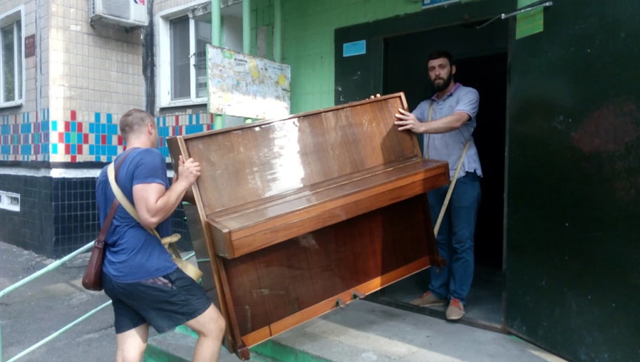 Как вместить широкое пианино в узкий дверной проем?