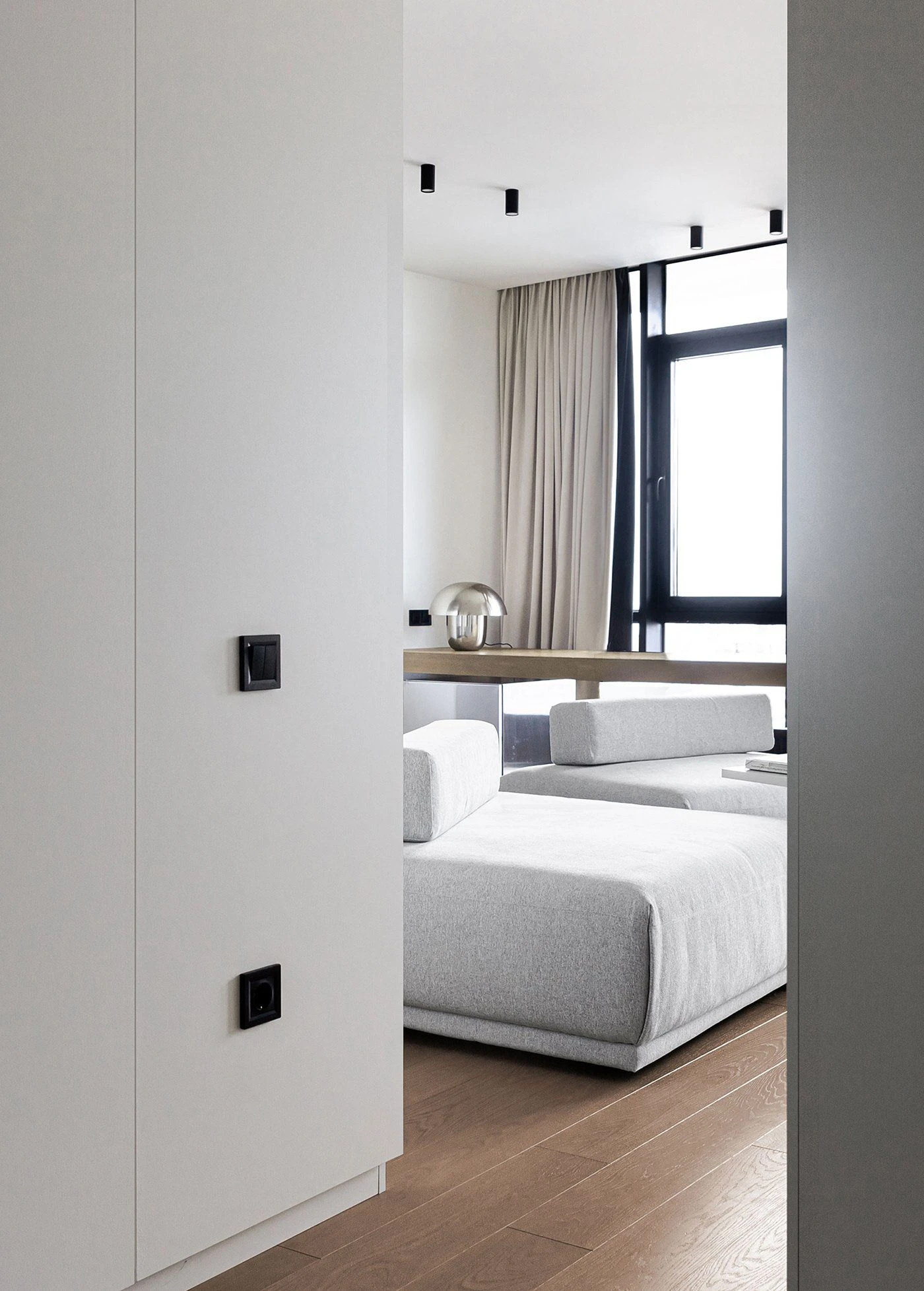 Чорна рамка Hager Lumina-Intens в сучасному інтер'єрі