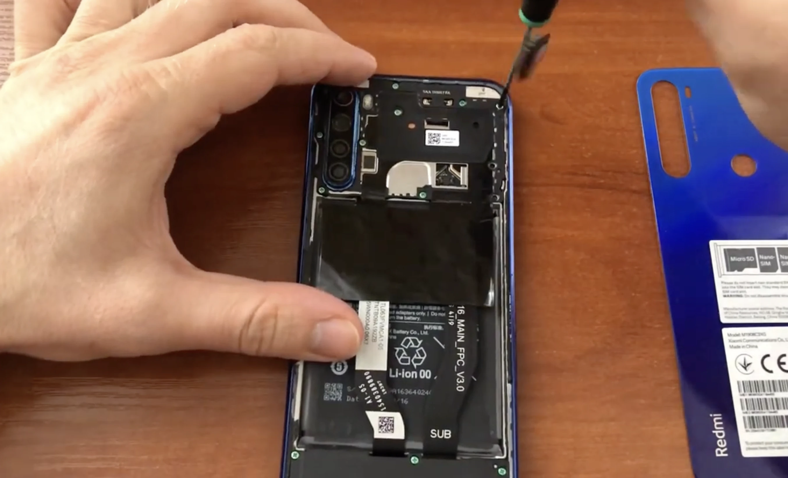 Процес заміни акумулятора в Redmi Note 8T