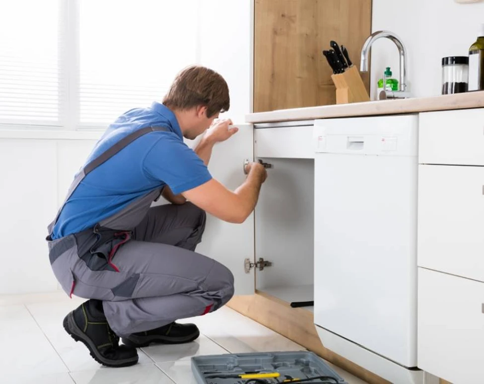 Вантажник розбирає меблі на кухні