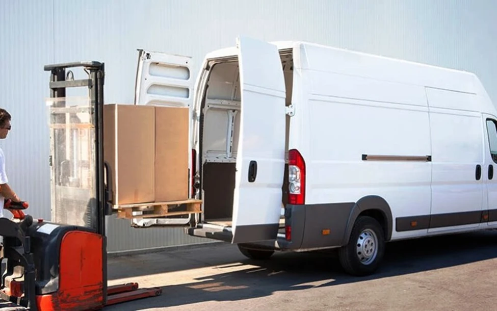 Завантаження речей для транспортування