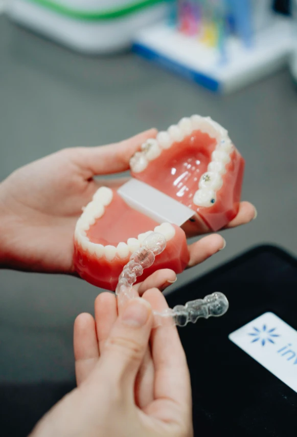 Естетика та комфорт: як прозорі елайнери змінюють ортодонтію Естетика та комфорт: як прозорі елайнери змінюють ортодонтію