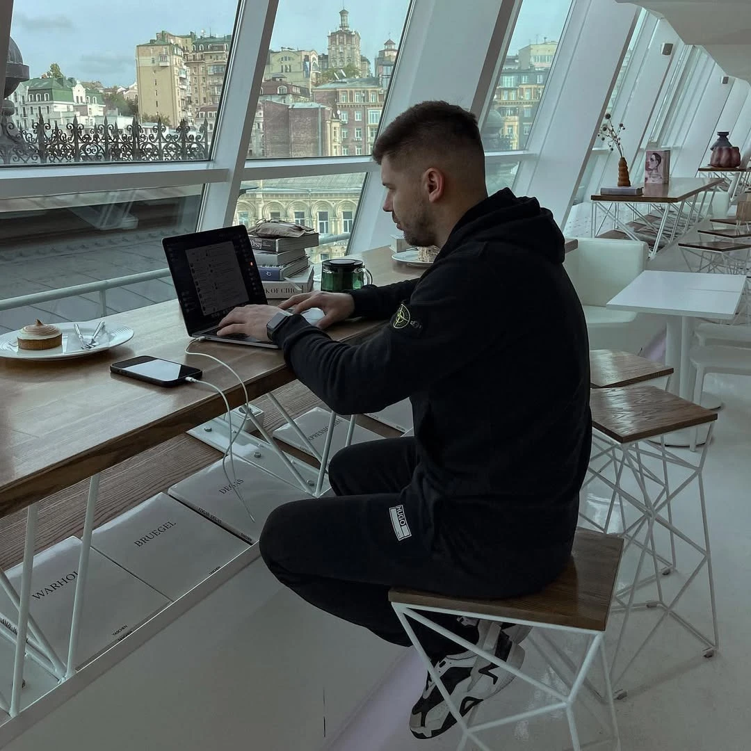 Процесс работы Михаила Хомича