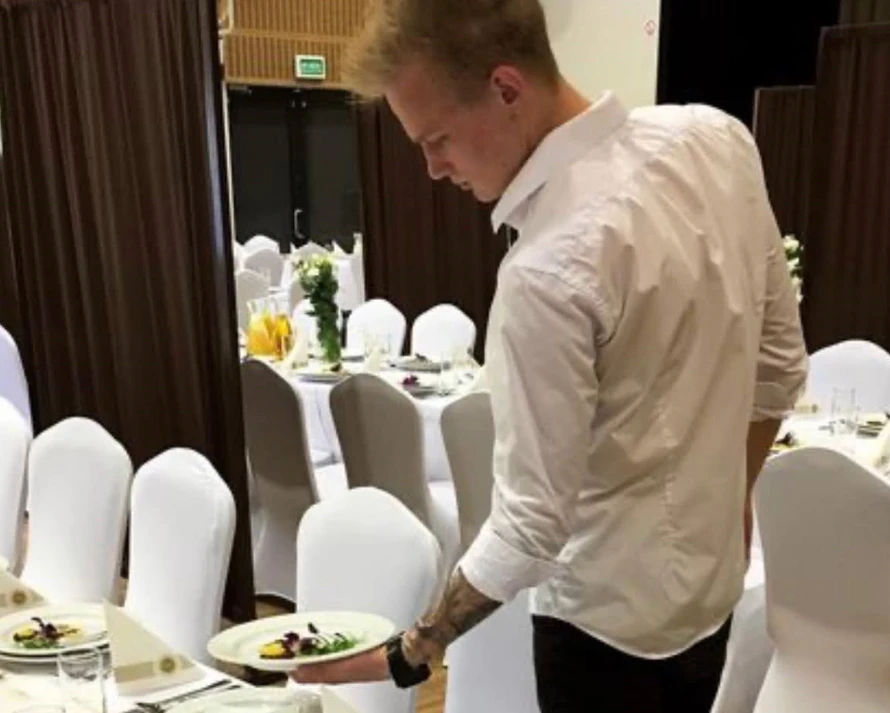 Александр Орловский работал официантом