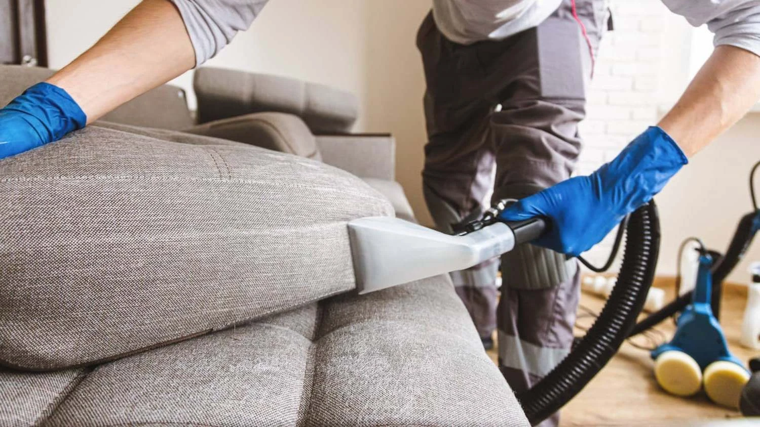 Хімчистка диванів: ефективне відновлення м’яких меблів професіоналами