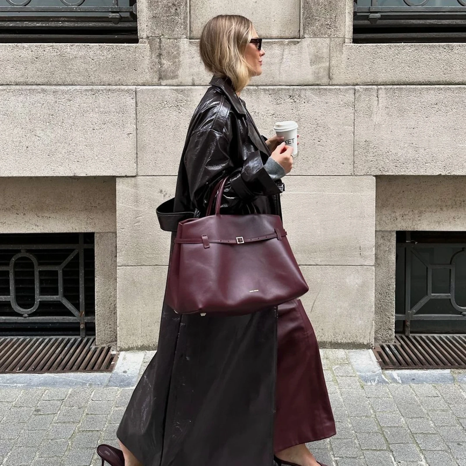 Сумка кольору бургунді – модель, яку варто мати у своєму гардеробі цієї зими - фото