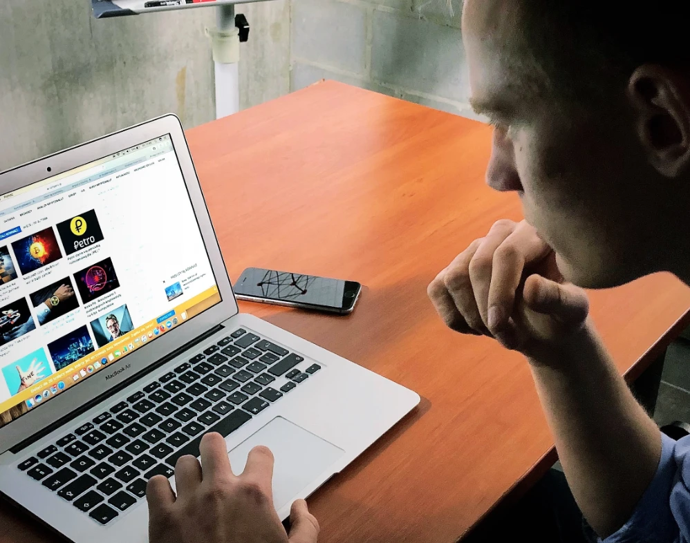 Олександр Орловський у 2018 році шукає інформацію про крипту