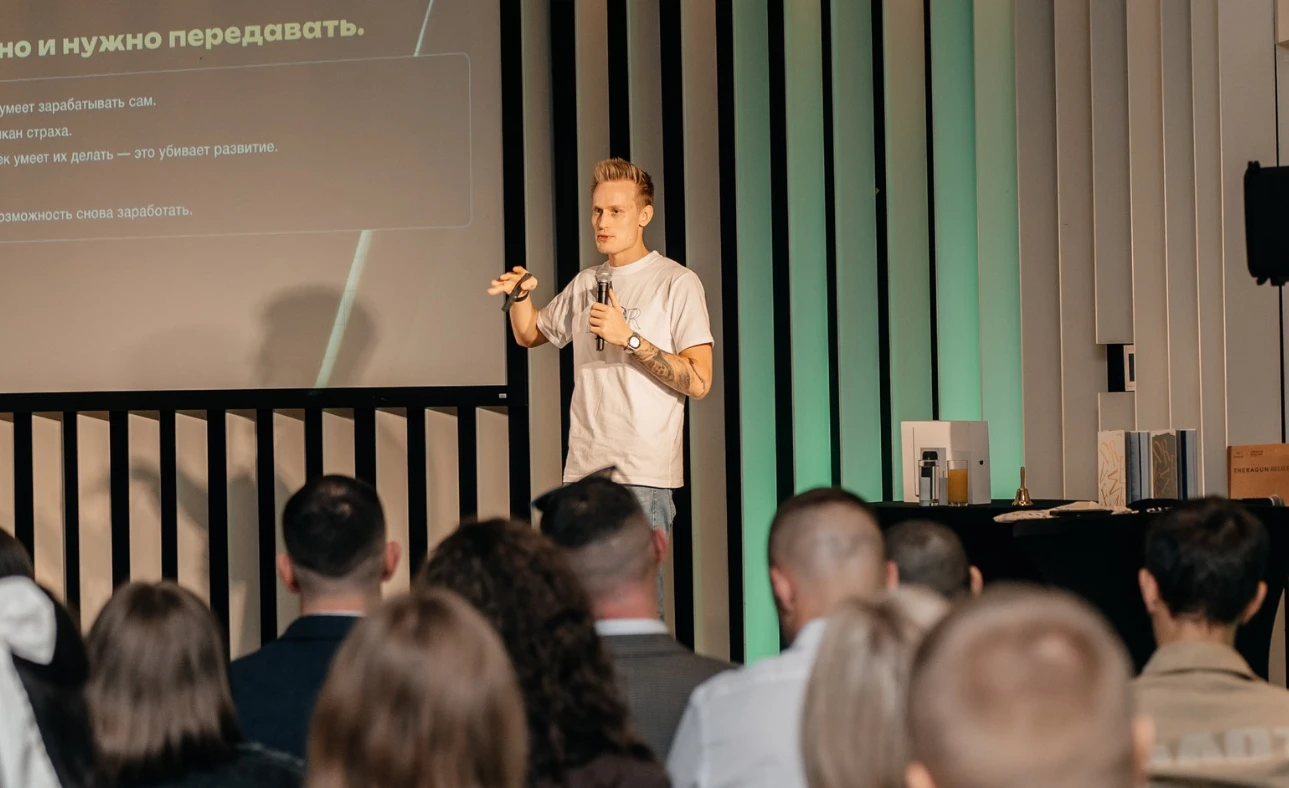 Фото Олександра Орловського з виступу на тему криптовалют