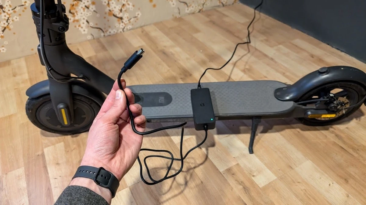 Процес зарядки електросамоката Xiaomi M365