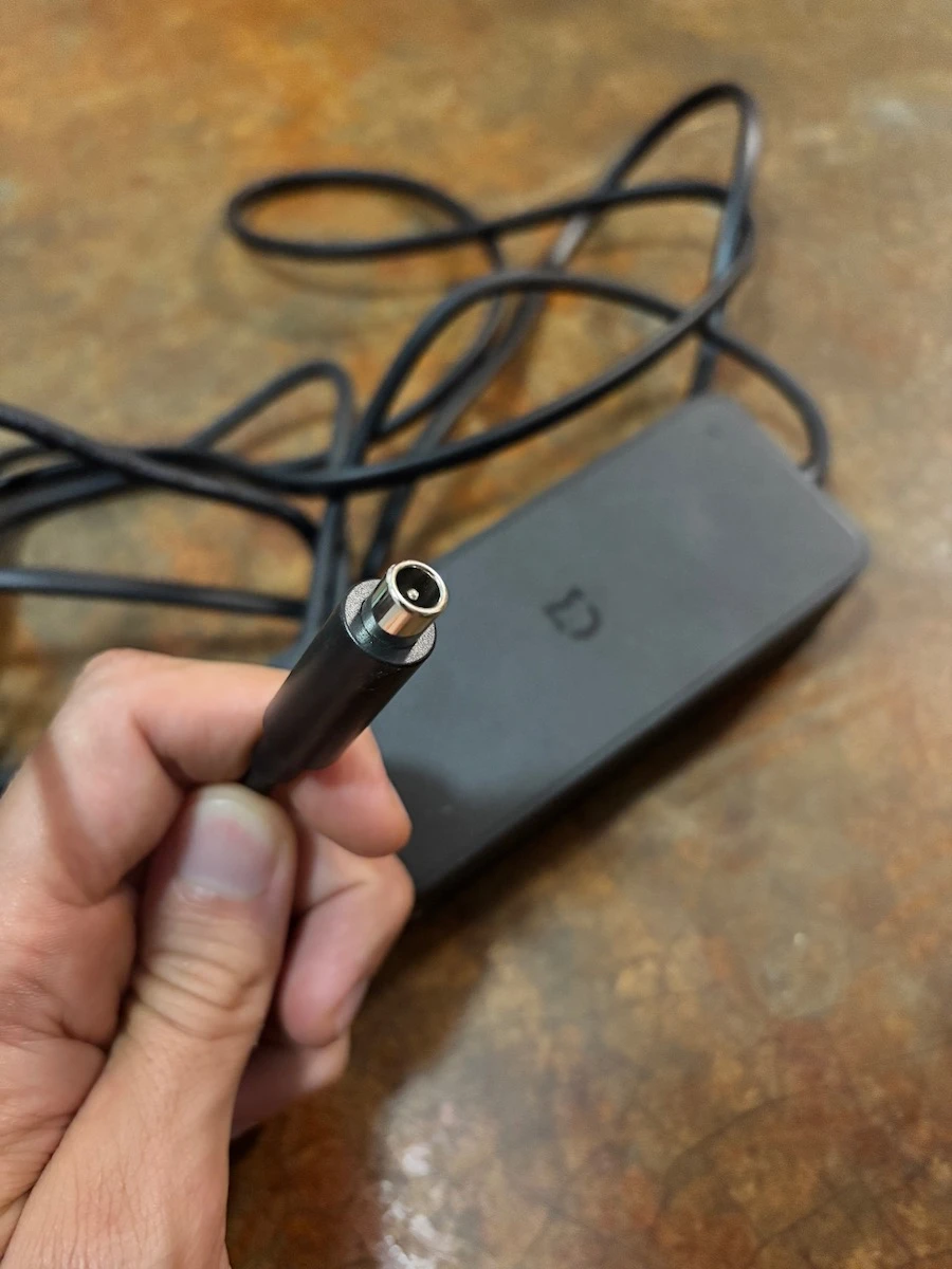 Штекер зарядки Xiaomi M365 крупним планом