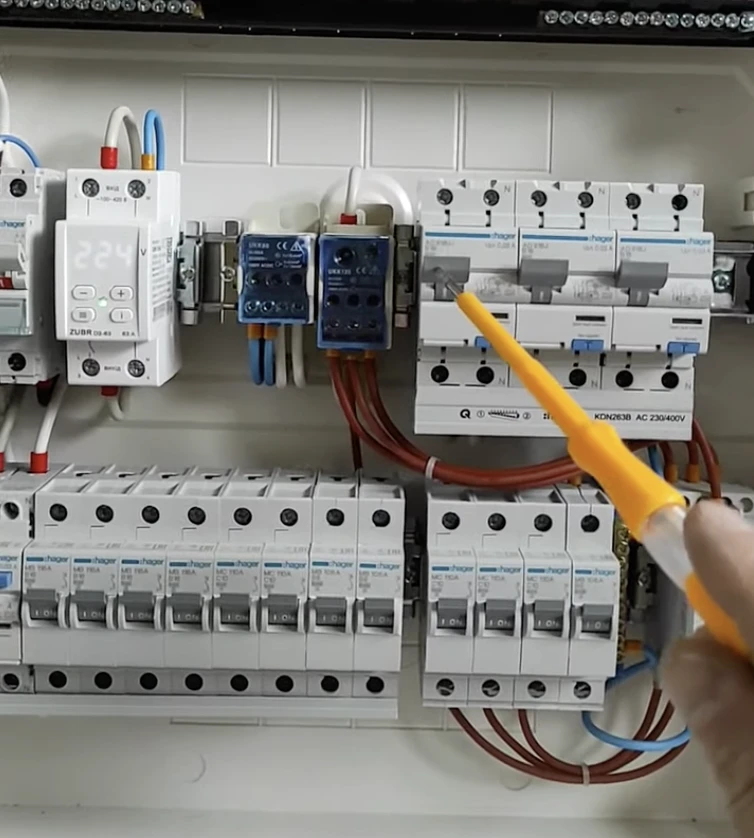 Диференційний автомат Hager ADA966D на 16А крупним планом