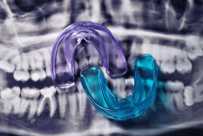 как привыкнуть к элайнерам первые дни