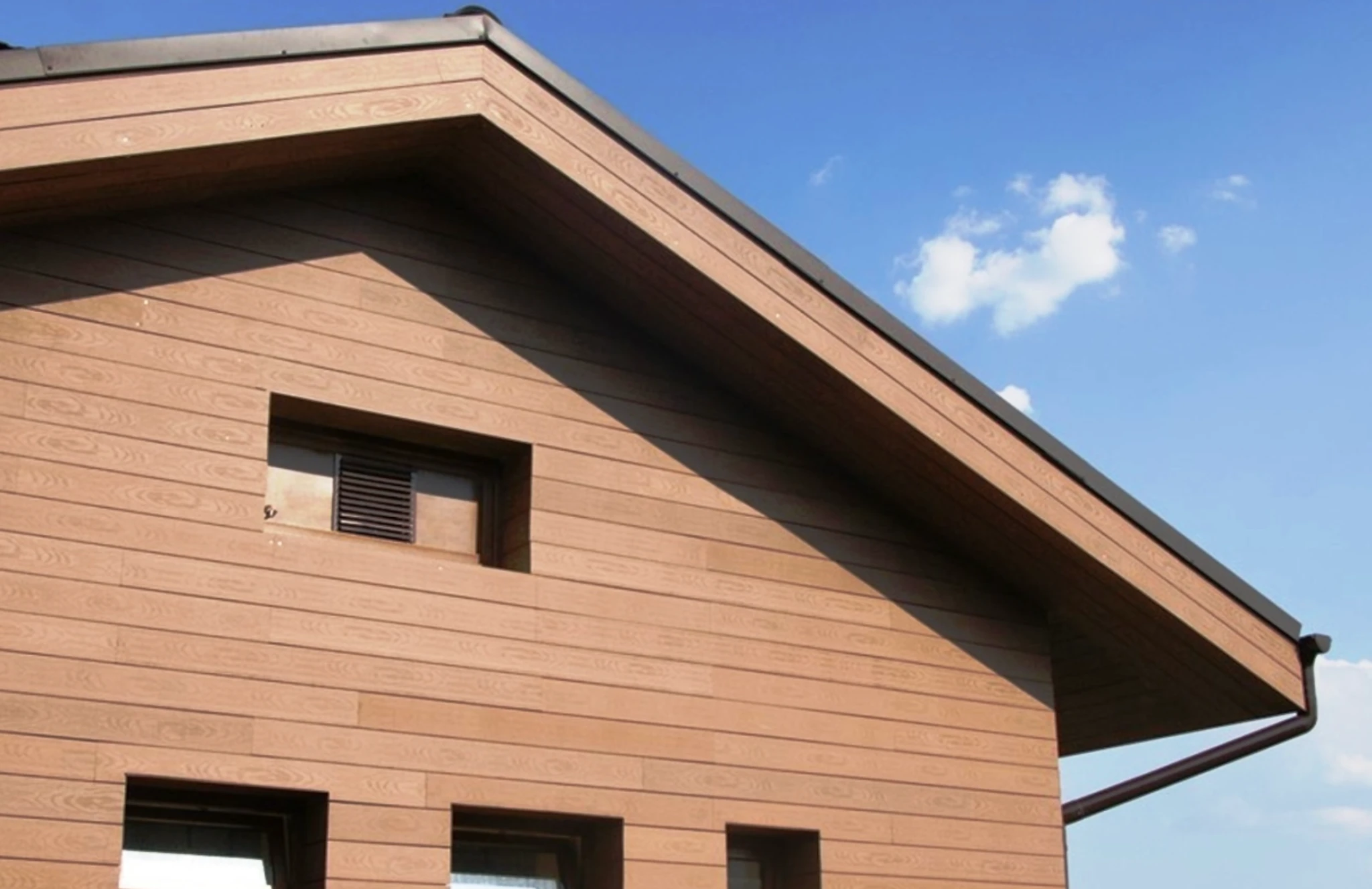 декоративна фасадна дошка