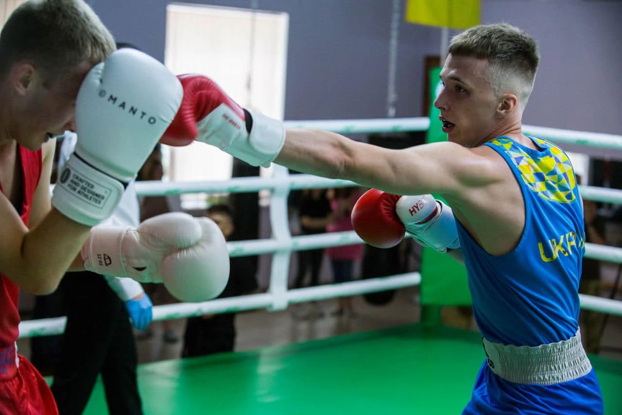 Спаринг з боксу у клубі єдиноборств