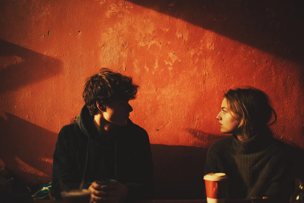 Двоє молодих людей розмовляють