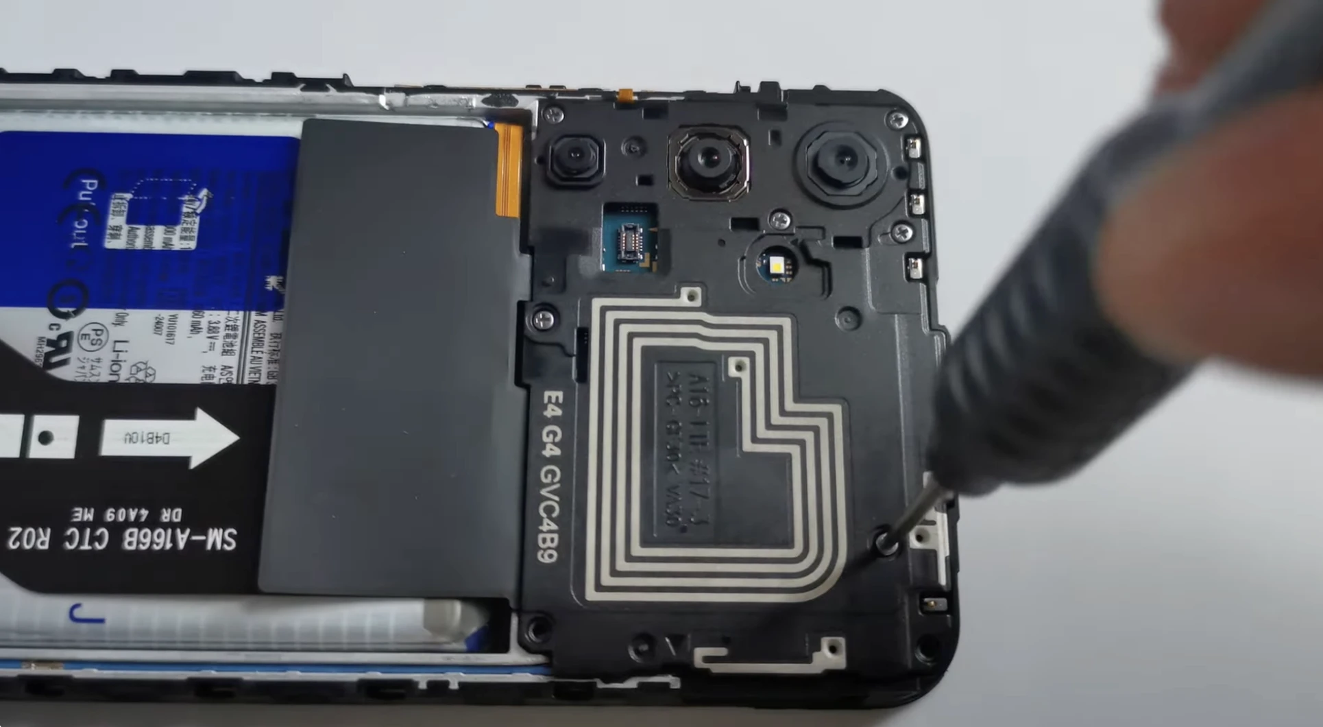 Процес заміни дисплея Samsung Galaxy A16