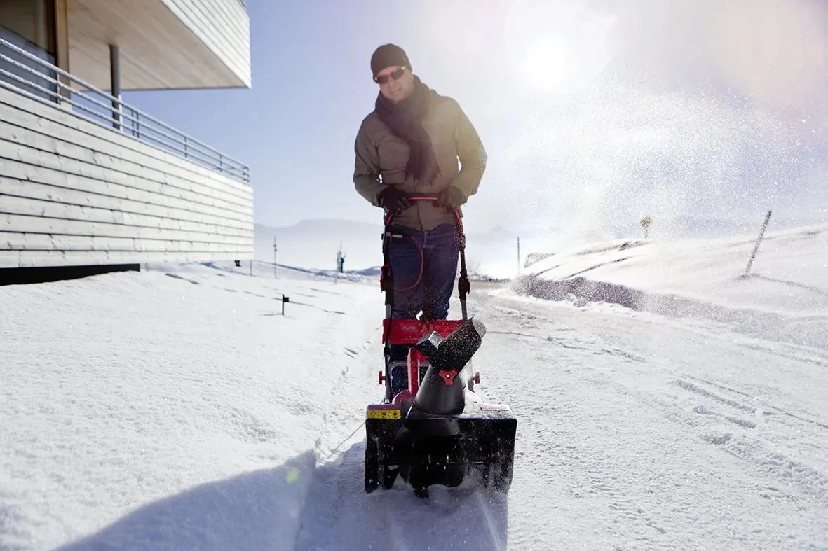 Електричний снігоприбирач в роботі