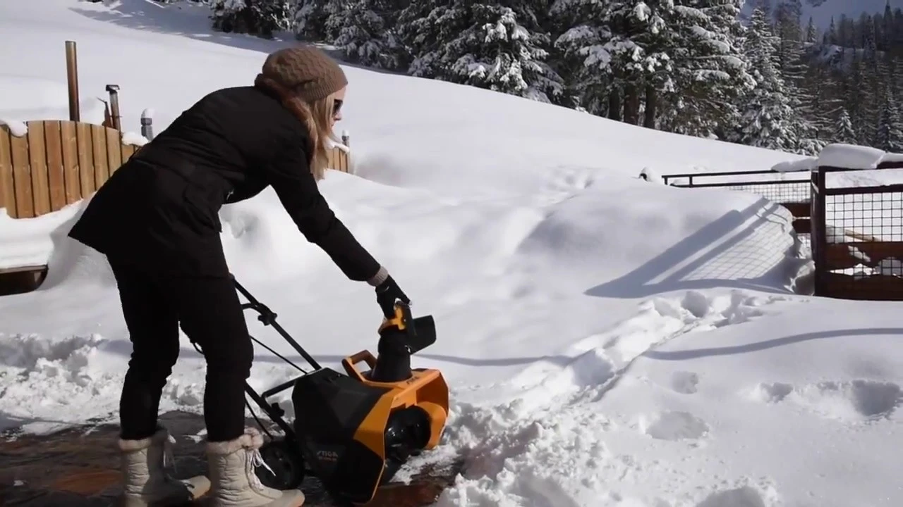 Завдяки меньшій вазі з електроснігоприбирачем впорається навіть жінка