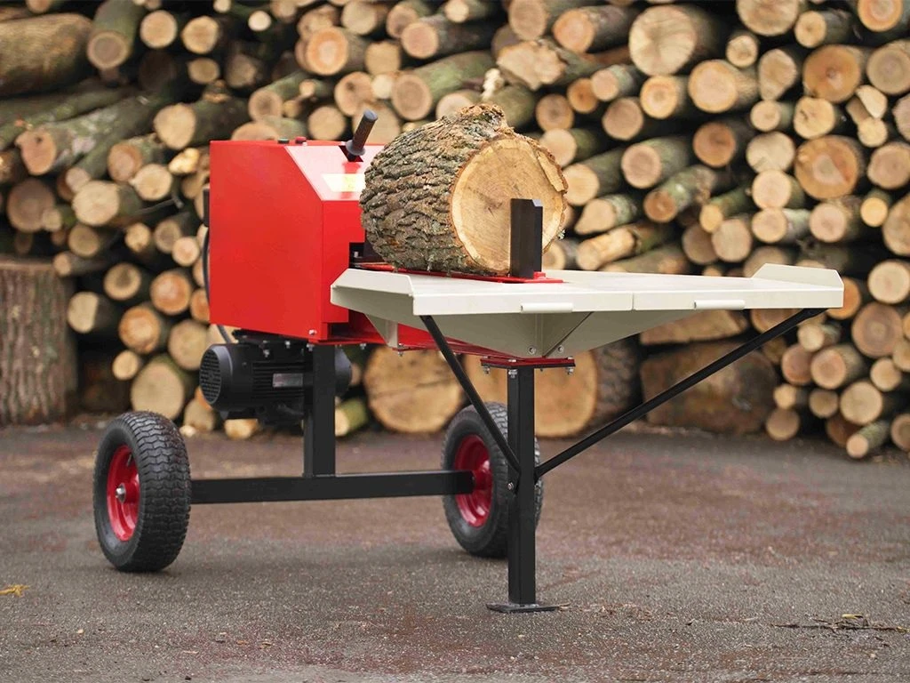 Рейковий дровокол на фоні дров підготовлених для рубання