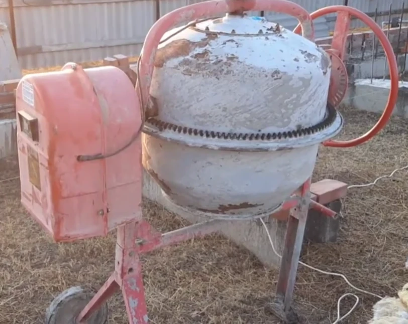 Такий вигляд має бетонозмішувач котрий вже пропрацював на будівництві певний час