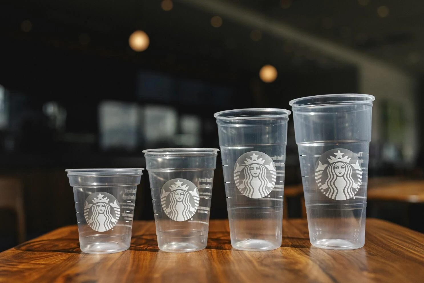 Пластикові стакани у Starbucks