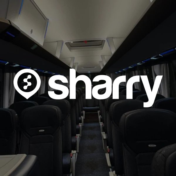logo i nazwa firmy Sharry na tle czarnego wnętrza autobusu
