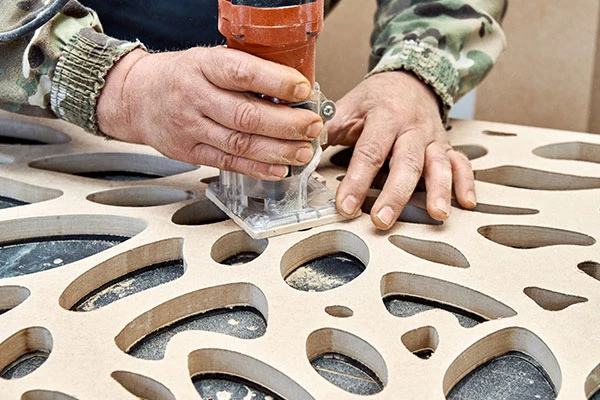 Идеальный рельеф: почему для сложной фрезеровки и классических фасадов выбирают МДФ фото